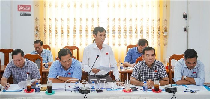 Đồng chí Nguyễn Đức Tiến, Phó Trưởng ban Văn hoá - Xã hội HĐND tỉnh, trao đổi về tình hình hoạt động của chính quyền cơ sở xã U Minh.