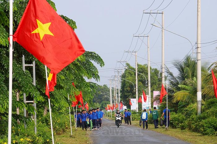 Vào những ngày cuối tuần, Đoàn Thanh niên phường Giá Rai cùng ban nhân dân các khóm ra quân vệ sinh môi trường trên tuyến “Đường cờ Tổ quốc".