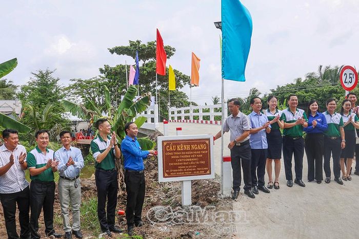 Lãnh đạo tỉnh cùng địa phương, nhà tài trợ thực hiện nghi thức mở bảng tên cầu Kênh Ngang.