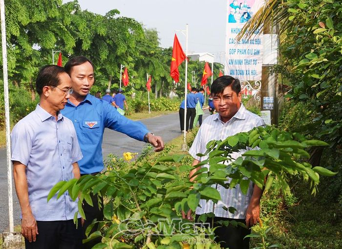 Đồng chí Hồ Thanh Thuỷ, Phó Bí thư Tỉnh uỷ, Chủ tịch Uỷ ban MTTQ Việt Nam tỉnh Cà Mau (bìa trái), khảo sát công tác bảo vệ môi trường tại phường Giá Rai.