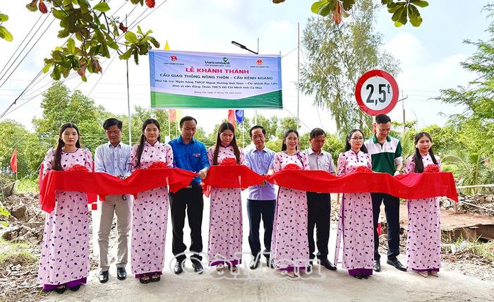  Phó Bí thư Tỉnh uỷ, Chủ tịch Uỷ ban MTTQ Việt Nam tỉnh Cà Mau Hồ Thanh Thuỷ cùng các đại biểu cắt băng khánh thành cầu Kênh Ngang, ấp Minh Điền, xã Đông Hải.