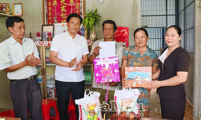 Giám đốc Sở Dân tộc và Tôn giáo Nguyễn Thu Tư (bìa phải) và Phó Chủ tịch UBND Xã Hồng Dân Nguyễn Đồng Khởi (thứ hai từ trái sang) trao quà tặng gia đình ông Dũng.