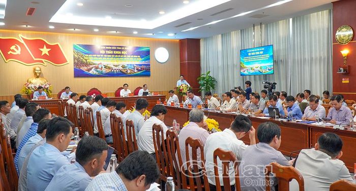 Lãnh đạo tỉnh và đại biểu tham dự Hội thảo khoa học về các giải pháp nạo vét, chống sạt lở và bảo đảm an ninh nguồn nước tỉnh Cà Mau, sáng 17/9.