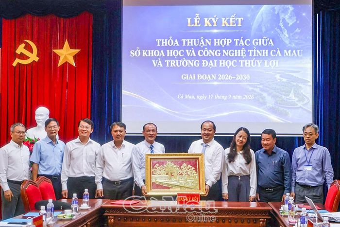 GS.TS Nguyễn Trung Việt, Hiệu trưởng Trường Đại học Thuỷ lợi, tặng quà lưu niệm đến TS. Nguyễn Phương Bắc, Giám đốc Sở Khoa học và Công nghệ tỉnh Cà Mau, nhân dịp ký kết thoả thuận hợp tác.