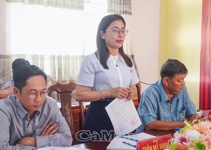  Bà Trần Mỹ Hạnh, Phó Trưởng phòng Khoa giáo, Văn hoá - Văn nghệ, Ban Tuyên giáo Tỉnh uỷ, thảo luận tại buổi làm việc.