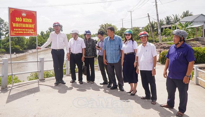 Trước đó, đoàn công tác Ban Chỉ đạo Cuộc vận động “Người Việt Nam ưu tiên dùng hàng Việt Nam” tỉnh Cà Mau khảo sát mô hình “Khu dân cư tự hào dùng hàng Việt” tại Xã Tạ An Khương.