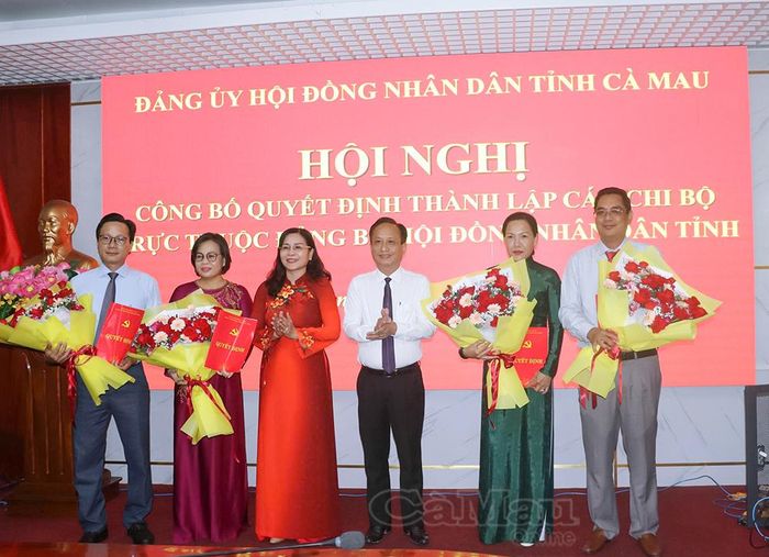  Đồng chí Phạm Văn Thiều, Phó Bí thư Tỉnh uỷ, Bí thư Đảng uỷ, Chủ tịch HĐND tỉnh và đồng chí Lê Thị Nhung, Uỷ viên Ban Thường vụ Tỉnh uỷ, Phó Bí thư Thường trực Đảng uỷ, 