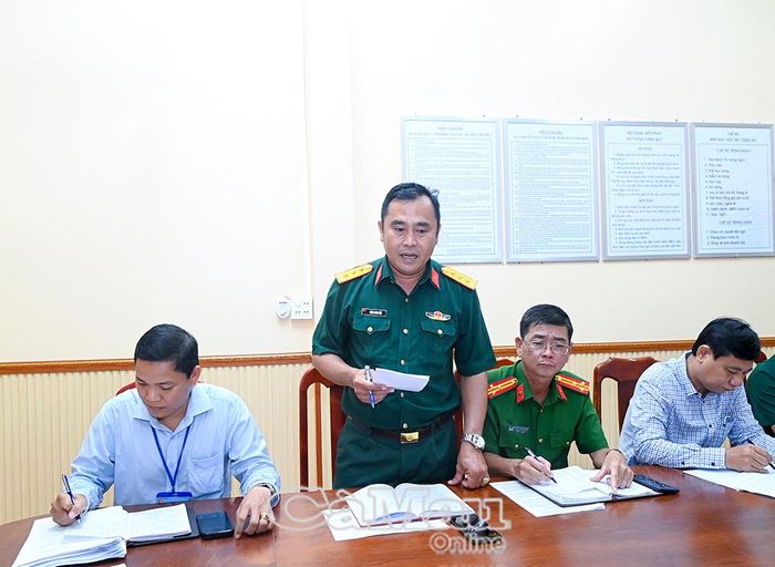Thượng tá Đặng Minh Đến, Chỉ huy trưởng Ban CHQS xã Tân Hưng, báo cáo kết quả phát lệnh gọi công dân và công tác phối hợp thực hiện nhiệm vụ.