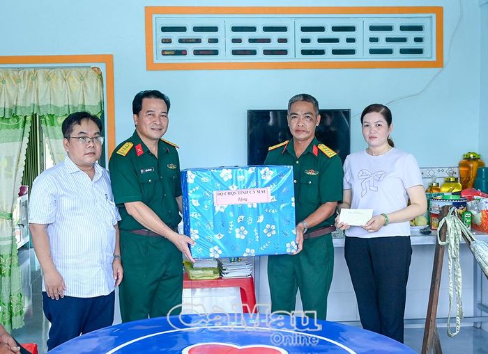 Dịp này, Đại tá Trần Quốc Dẹn trao quà của Đảng uỷ, Bộ CHQS tỉnh tặng gia đình Đại uý Nguyễn Trường Giang.