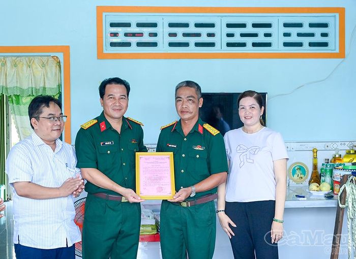 Thừa uỷ quyền của Bộ Tư lệnh Quân khu 9, Đại tá Trần Quốc Dẹn (bên trái) trao quyết định bàn giao Nhà đồng đội cho Đại uý Nguyễn Trường Giang.