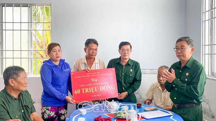  Đại tá Trương Dũng Tiến trao bảng tượng trưng hỗ trợ kinh phí xây dựng nhà cho ông Ngô Văn Hưởng, ấp Anh Hùng, xã An Trạch.