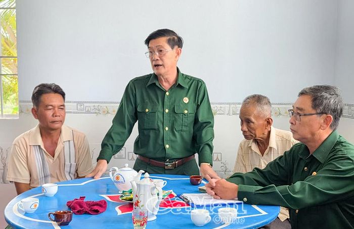 Đại tá Trương Dũng Tiến, Phó Chủ tịch Uỷ ban MTTQ Việt Nam tỉnh Cà Mau, Chủ tịch Hội Cựu chiến binh tỉnh, động viên các gia đình được hỗ trợ nhà tiếp tục vươn lên trong cuộc sống.