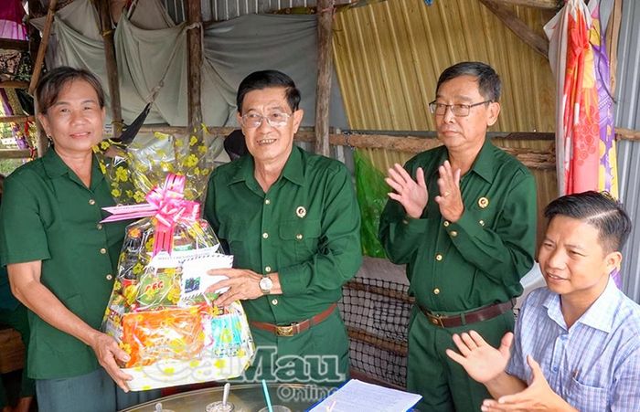  Dịp này, lãnh đạo Hội Cựu chiến binh tỉnh trao quà, động viên các gia đình nỗ lực vượt qua khó khăn, sớm ổn định cuộc sống. 
