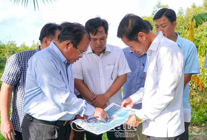 Phó Chủ tịch UBND tỉnh Nguyễn Minh Luân và Trưởng ban Nội chính Tỉnh uỷ Trần Hữu Phước trao đổi khi khảo sát tại Trường THCS Phan Ngọc Hiển.