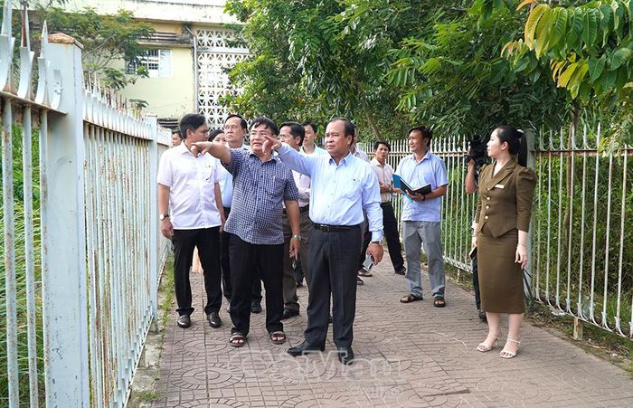 Đoàn công tác kiểm tra cơ sở vật chất tại Trường Tiểu học Năm Căn.