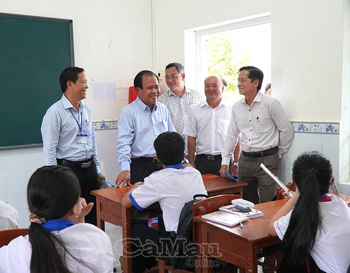 Phó Chủ tịch UBND tỉnh Nguyễn Minh Luân (thứ hai từ trái sang) cùng đoàn công tác kiểm tra thực tế cơ sở vật chất tại Trường Tiểu học và THCS Tân Hưng.