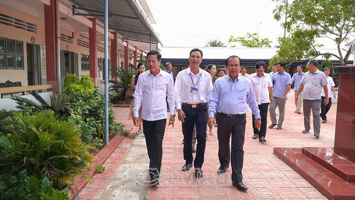 Phó Chủ tịch UBND tỉnh Nguyễn Minh Luân và Trưởng ban Nội chính Tỉnh uỷ Trần Hữu Phước (bìa trái) khảo sát tại Trường THCS Phan Ngọc Hiển.