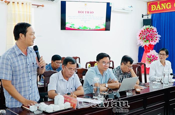  Đại diện UBND xã Cái Nước đóng góp ý kiến về phát triển nguồn nhân lực, trong đó kiến nghị đào tạo, bồi dưỡng nghiệp vụ chuyên sâu về tư pháp.