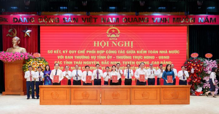 Đại diện Lãnh đạo KTNN ký Quy chế phối hợp công tác giữa KTNN với Ban Thường vụ Tỉnh ủy, Thường trực HĐND, UBND các tỉnh: Thái Nguyên, Bắc Ninh, Cao Bằng, Tuyên Quang. Ảnh: TIẾN TÚ