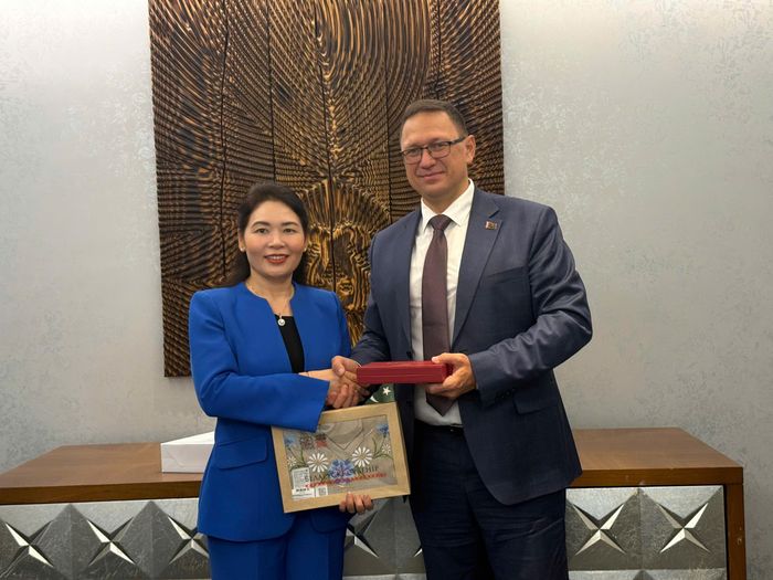 Phó Tổng Kiểm toán nhà nước Việt Nam Hà Thị Mỹ Dung chụp ảnh lưu niệm cùng Phó Chủ tịch thứ nhất Ủy ban Kiểm soát Nhà nước Belarus.