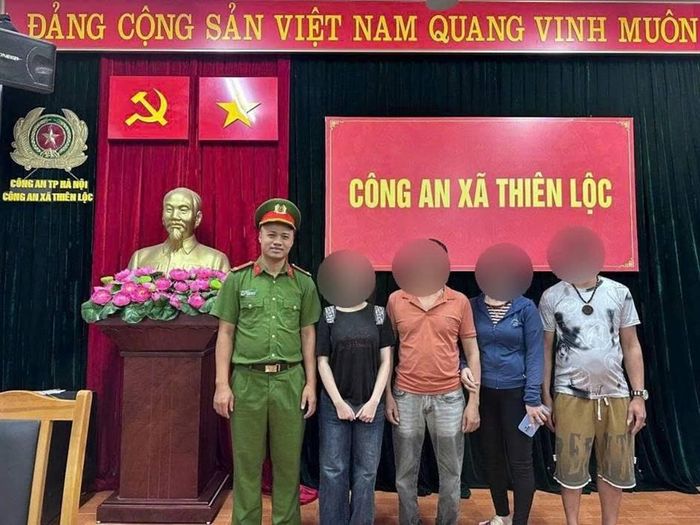 Công an xã Thiên Lộc bàn giao chị V về với gia đình - Ảnh: Công an TP Hà Nội