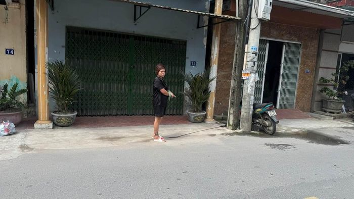 Đối tượng Nguyễn Hồng Linh xác định địa điểm trộm cắp xe - Ảnh: Công an Hà Nội