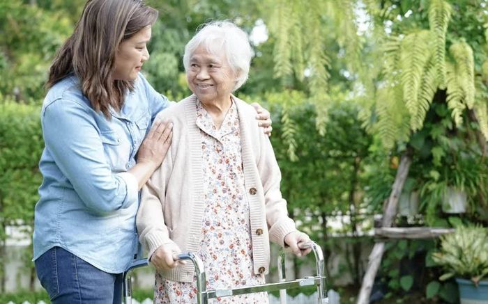 Chăm sóc cha mẹ tuổi già đòi hỏi nhiều thời gian và sự kiên nhẫn. Ảnh minh họa