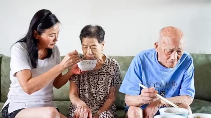 Người trung niên thường chịu áp lực từ cả cha mẹ và con cái. Ảnh minh họa