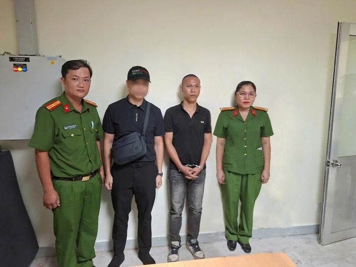 Văn phòng Cơ quan CSĐT, Công an TP Cần Thơ phối hợp với Cơ quan đại diện Việt Nam tại Lào bắt giữ thành công đối tượng truy nã đặc biệt nguy hiểm Nguyễn Minh Trung lẩn trốn tại Lào. Ảnh: Công an TP. Cần Thơ↵