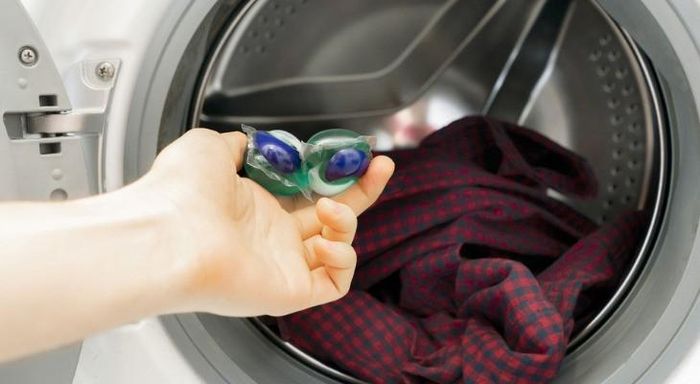 Đồ dính xăng, dung môi không nên cho vào máy giặt. Ảnh minh họa.