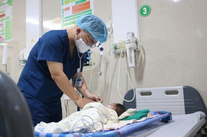 Các bác sĩ đang điều trị cho bệnh nhi - Ảnh: Bệnh viện Sản nhi Ninh Bình