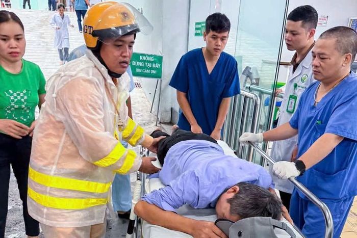 Bệnh nhân được đưa đến bệnh viện. Ảnh: CA.