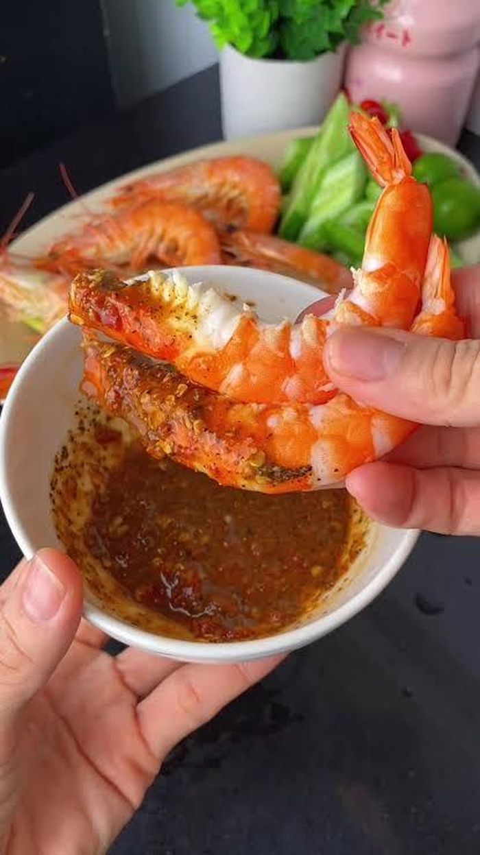 Tôm luộc chấm muối chua cay ngon khó cưỡng.