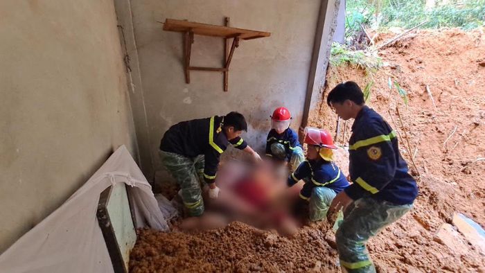 Tìm thấy nạn nhân bị vùi lấp. Ảnh: Công an tỉnh Phú Thọ.
