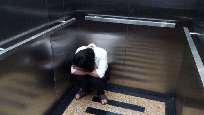 Hãy giữ bình tĩnh khi thang máy cúp điện.