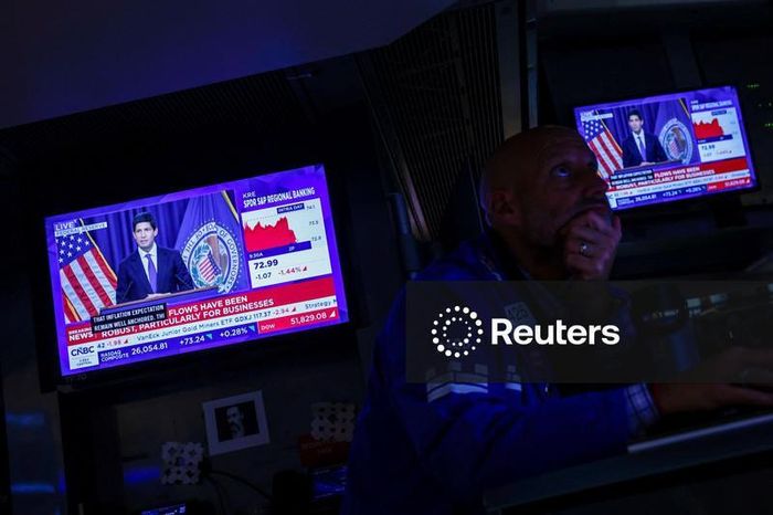 Sàn chứng khoán New York sau quyết định tăng lãi suất của Fed. Ảnh: Reuters/Jeenah Moon.