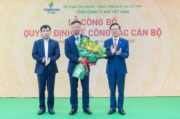 Phó Tổng Giám đốc Petrovietnam Lê Xuân Huyên và Chủ tịch HĐQT PV GAS Bùi Minh Tiến tặng hoa chúc mừng Thành viên HĐQT PV GAS Nguyễn Tuấn Anh (Ảnh: chinhphu.vn/LT)