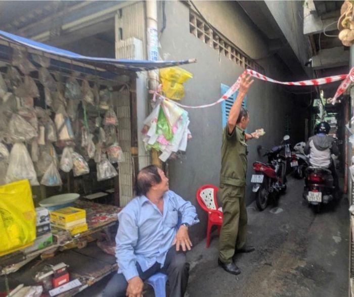 Con hẻm dẫn vào căn nhà hỏa hoạn khá chật hẹp - Ảnh: Anh Tú