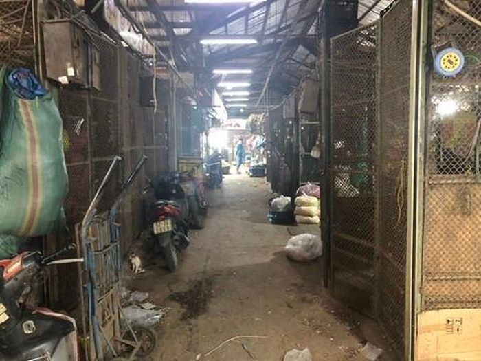 Nhiều ki-ốt bên trong các nhà lồng chợ đã đóng cửa vì kinh doanh thua lỗ