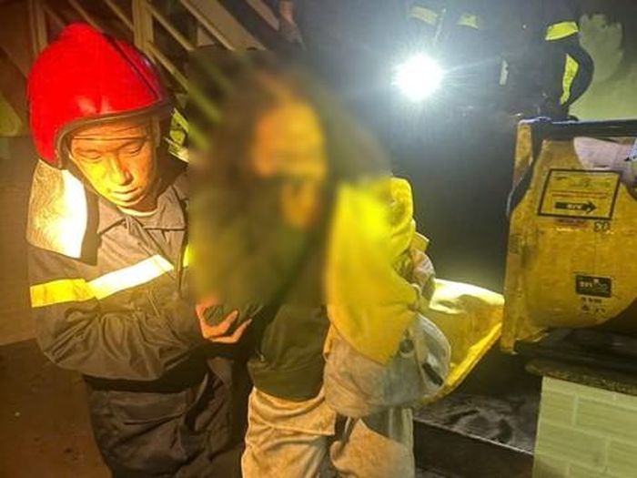 Binh nhất Phùng Quốc Khang cùng đồng đội giải cứu người mắc kẹt bên trong khách sạn