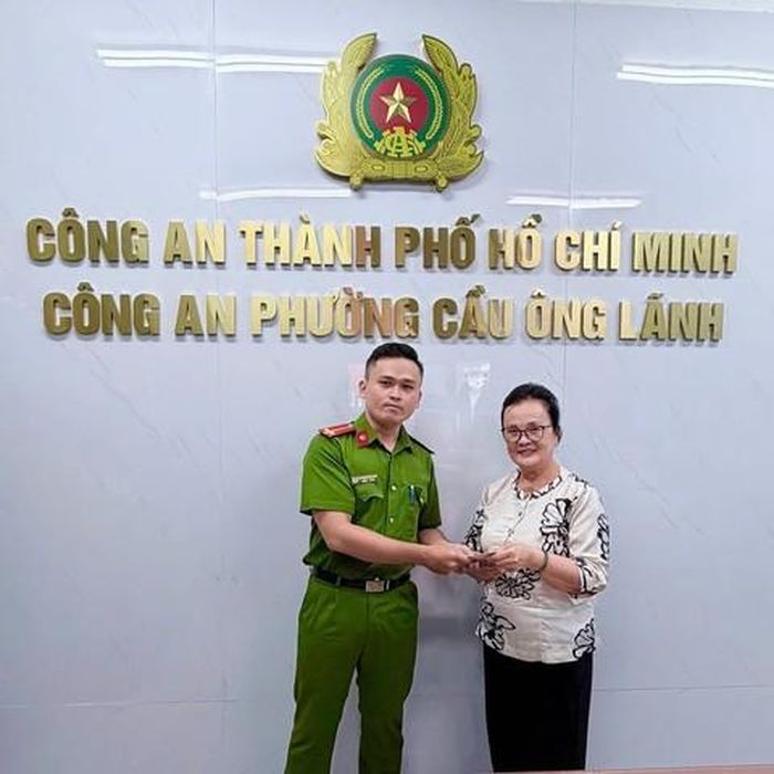 Công an phường Cầu Ông Lãnh trao trả lại tài sản cho bà Hồng