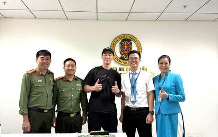 Hành khách nước ngoài vui vẻ nhận lại tài sản bị mất