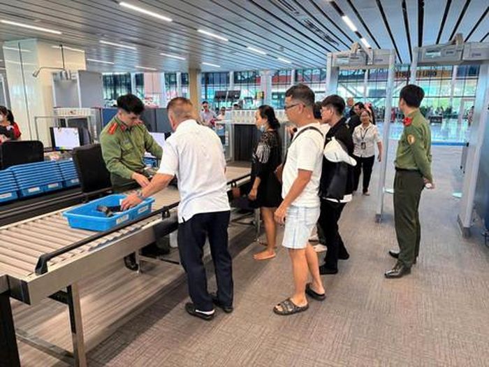 Kiểm tra hành lý của hành khách tại Sân bay Tân Sơn Nhất