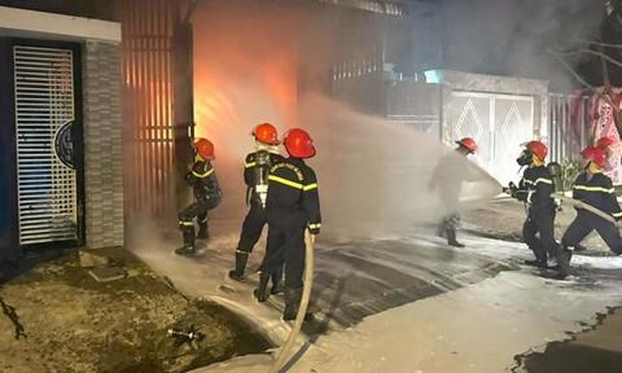 Lực lực Công an nỗ lực khống chế đám cháy, không để cháy lan sang nhà dân bên cạnh. Ảnh Công an cung cấp,