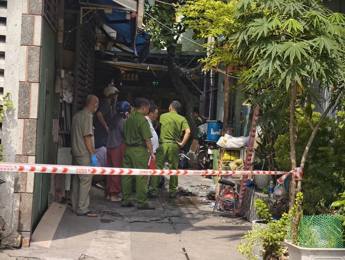 Lực lượng chức năng khám nghiệm hiện trường.
