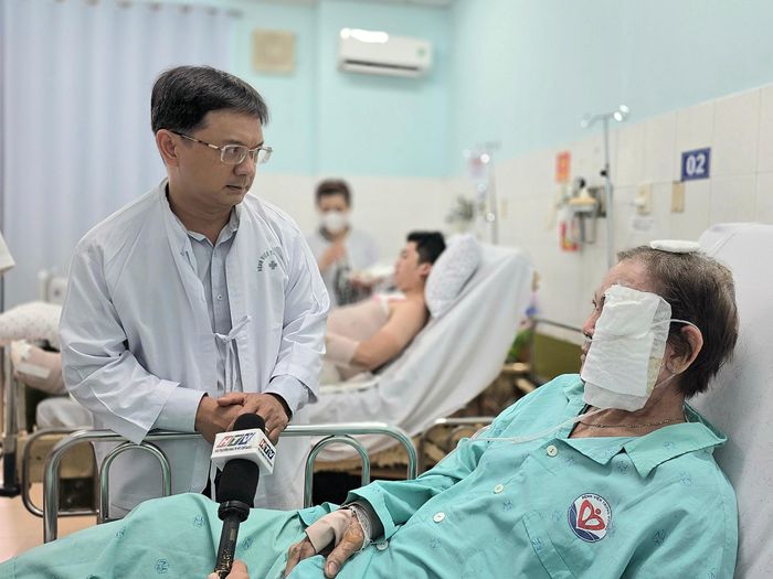 Đồng chí Nguyễn Mạnh Cường đề nghị các y, bác sĩ tiếp tục tập trung chăm sóc, điều trị để bệnh nhân sớm ổn định sức khỏe