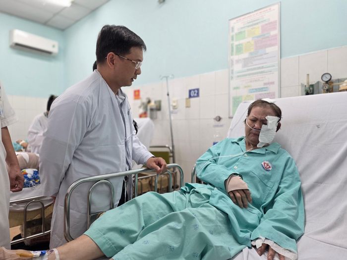 Phó Chủ tịch UBND TPHCM thăm hỏi nạn nhân vụ hỏa hoạn
