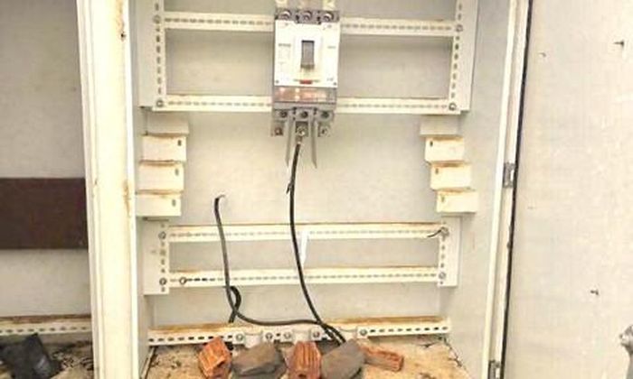 Các đối tượng phá tủ điện, cắt dây cáp.