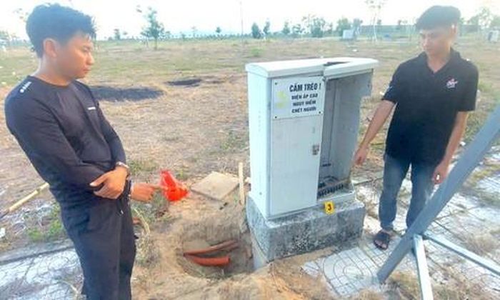 Thịnh và Việt bị Công an xã Cát Tiến bắt khi đang trộm cáp điện ngầm. Ảnh Công an Gia Lai.