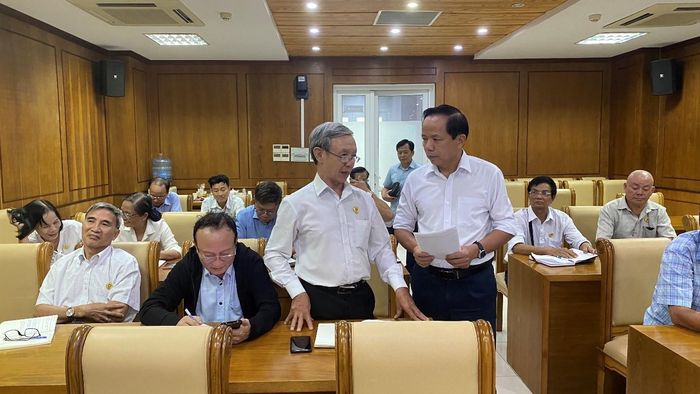 Giảng viên Phan Tùng Sơn trao đổi với học viên trong chuyên đề kỹ năng viết về người tốt – việc tốt tại lớp tập huấn